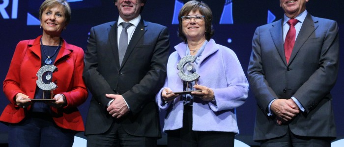 Immaculada i Joana Amat amb el Premi Personalitat de CECOT